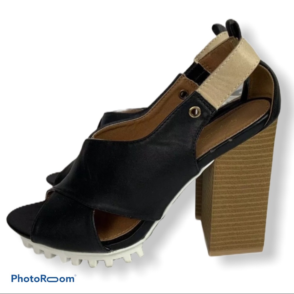 Qupid Women’s Chunky Stacked‎ Heel Sandal Size 8.5